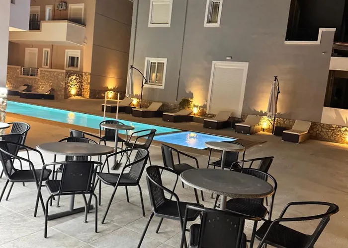 Diamond Deluxe Pool&bar ماستيخاري