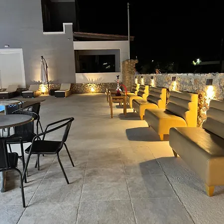 Diamond Deluxe Pool&bar *